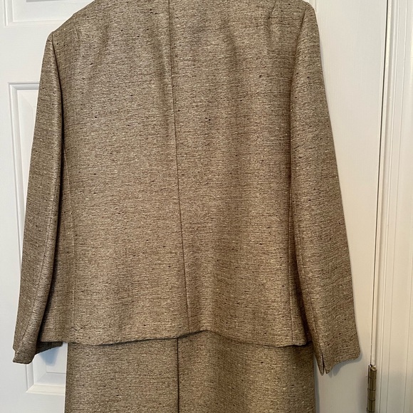 Kasper 3-piece lined light brown skirt suit. Size 12. Slightly worn. $40 - Picture 2 of 6